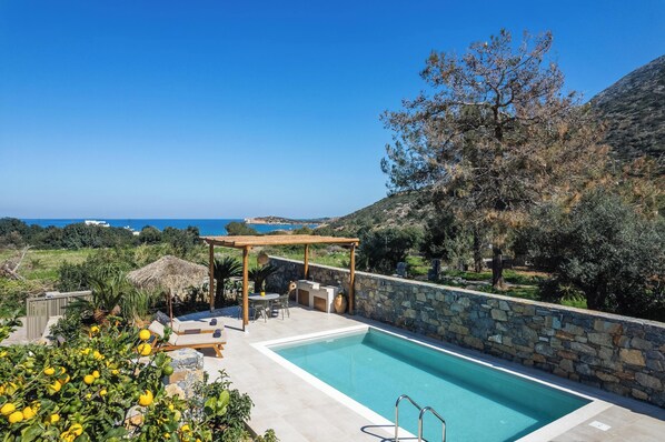 Outdoor pool, pool umbrellas, sun loungers - KaYa SeaView Residence (Mylopotamos)