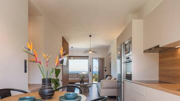 Appartement Design, 2 chambres, vue sur la mer | Cuisine privée | Réfrigérateur grande capacité avec congélateur, four à micro-ondes