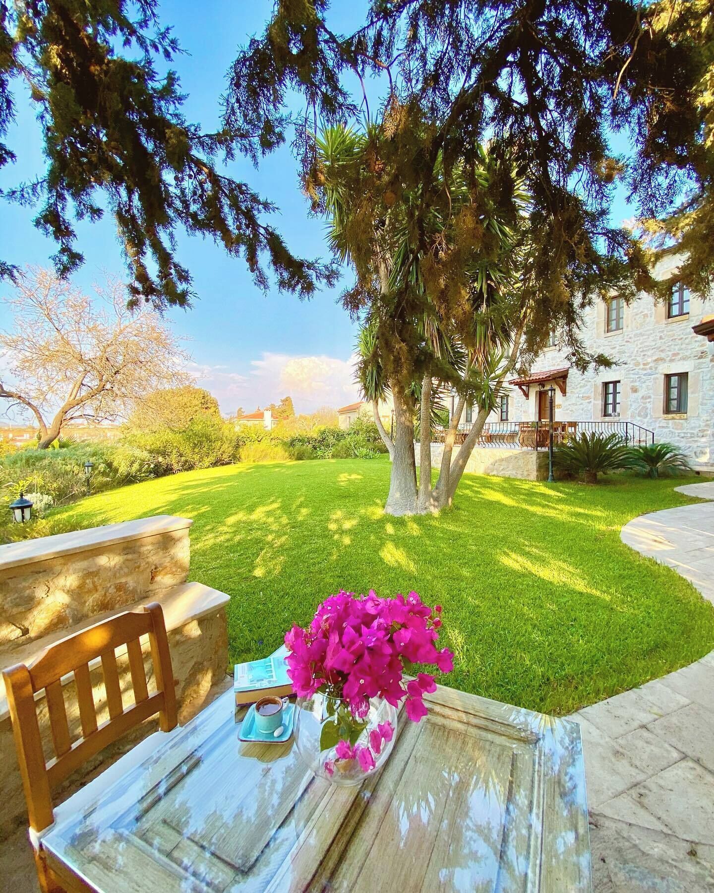 Deluxe Double Room, Garden View | Living area