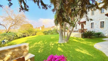 Deluxe Double Room, Garden View | Living area