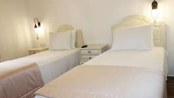 Standard Twin Room | Desk, laptop workspace, free WiFi, bed sheets