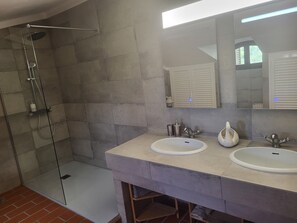 Dusche, Haartrockner, Bidet, Handtücher