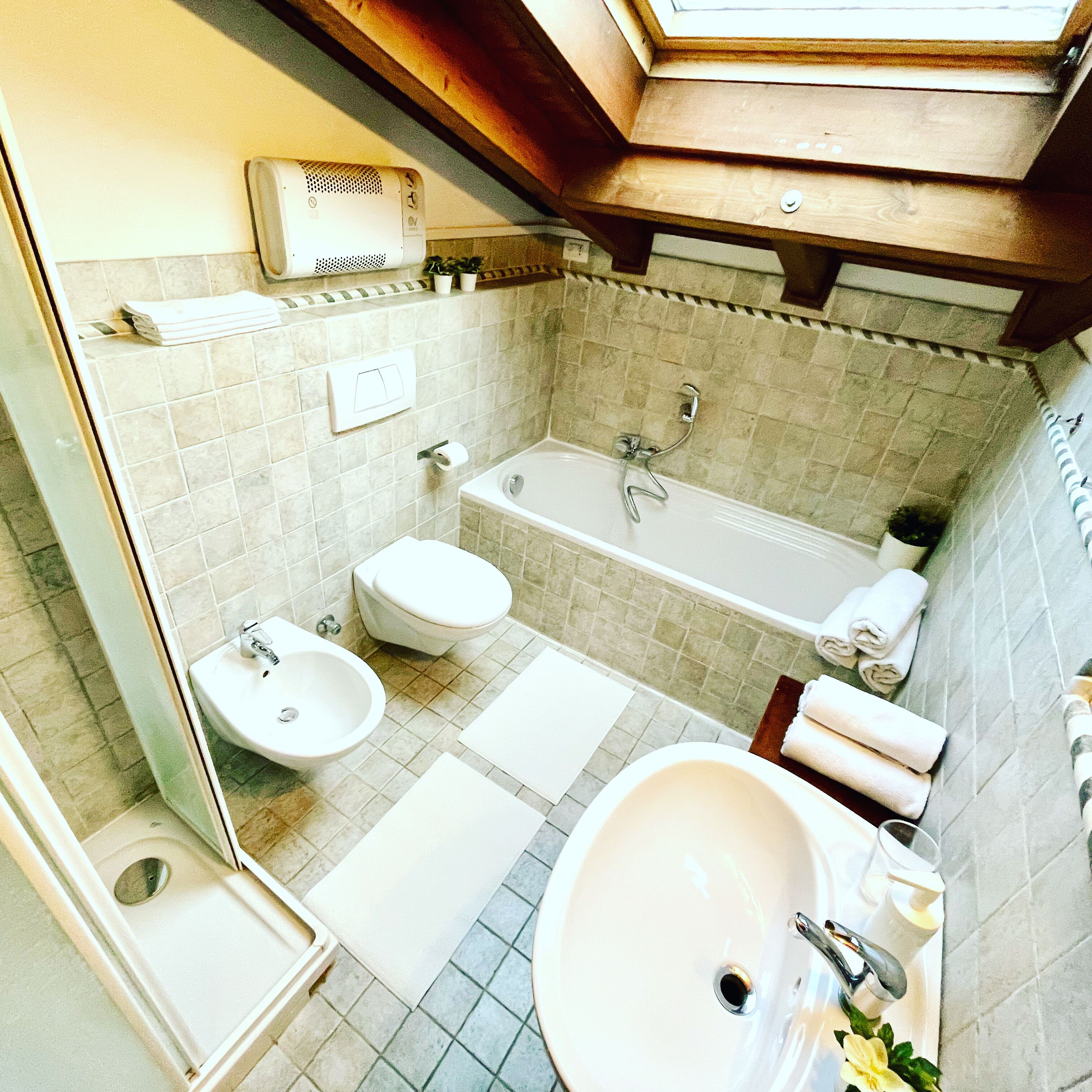 Un baño con bañera, dos lavamanos, inodoro y ducha.