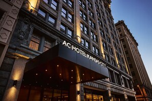 The exterior of the ACHOTEL KANSAS CITY with a prominent entrance and classical architectural details. - AC Hotel by Marriott Kansas City Downtown (Kansas City)