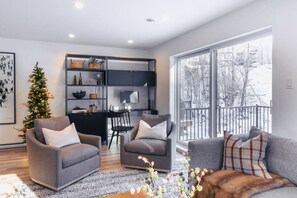 TV, fireplace - Modern Mont Blanc Ski in/Ski out Townhouse (Mont-Blanc)