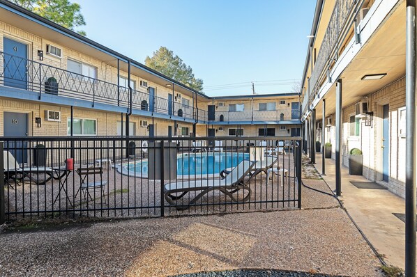 Pool - 💖 Montrose Sweet Tooth Studio! 💖 Medical Center 42 ⭐️⭐️⭐️⭐️⭐️ (Houston)