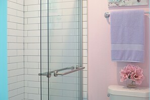Shower, hair dryer, towels, soap - Montrose Sweet Tooth Studio! Medical Center 42 (Houston)