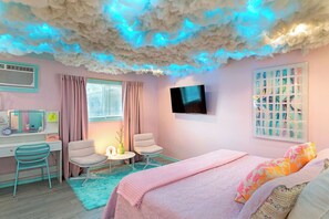 Desk, iron/ironing board, travel crib, free WiFi - 💖 Montrose Sweet Tooth Studio! 💖 Medical Center 42 ⭐️⭐️⭐️⭐️⭐️ (Houston)