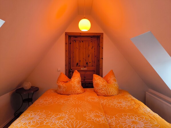 2 bedrooms, travel crib, free WiFi, bed sheets