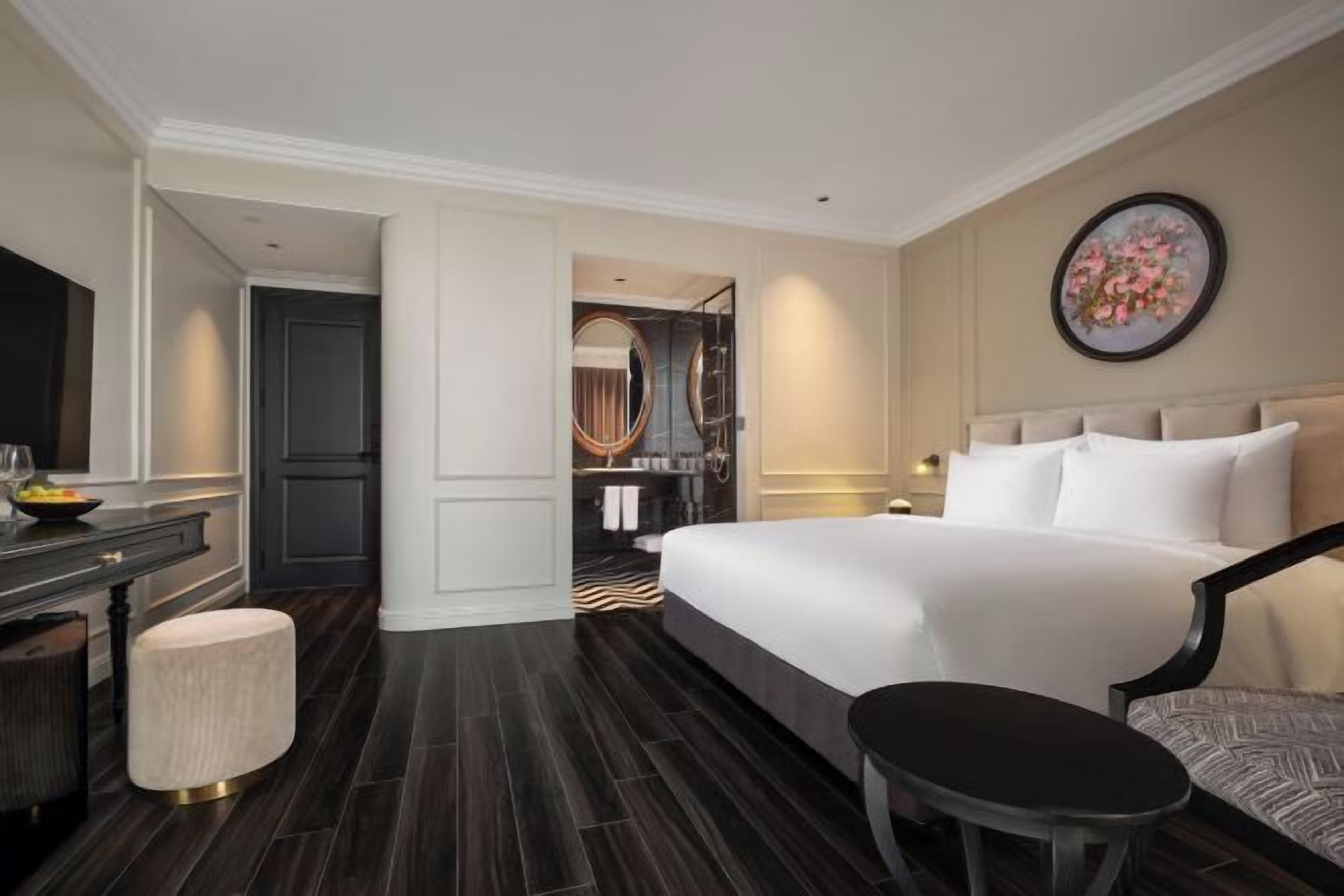 Minibar, coffres-forts dans les chambres, bureau, rideaux occultants