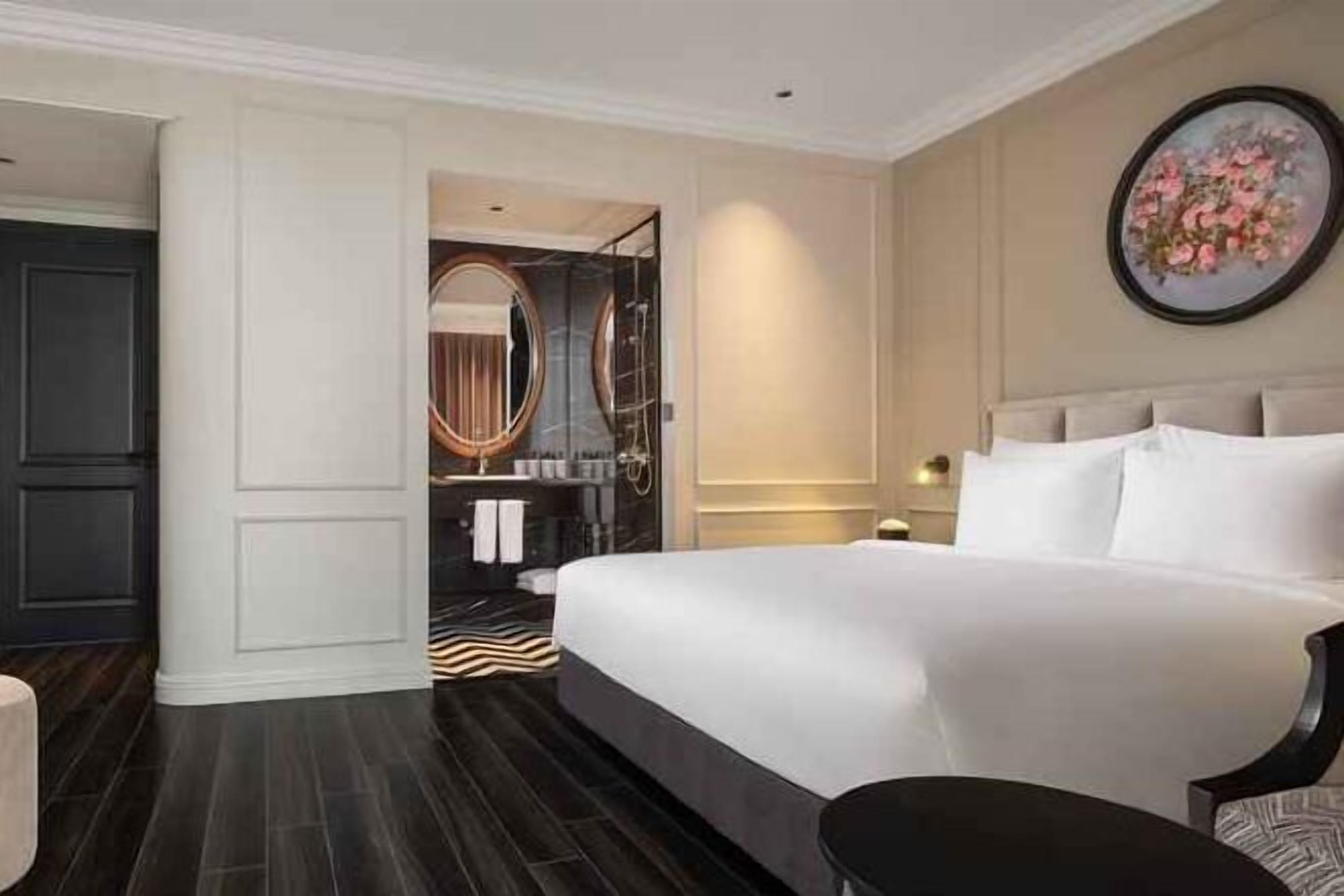 Minibar, coffres-forts dans les chambres, bureau, rideaux occultants