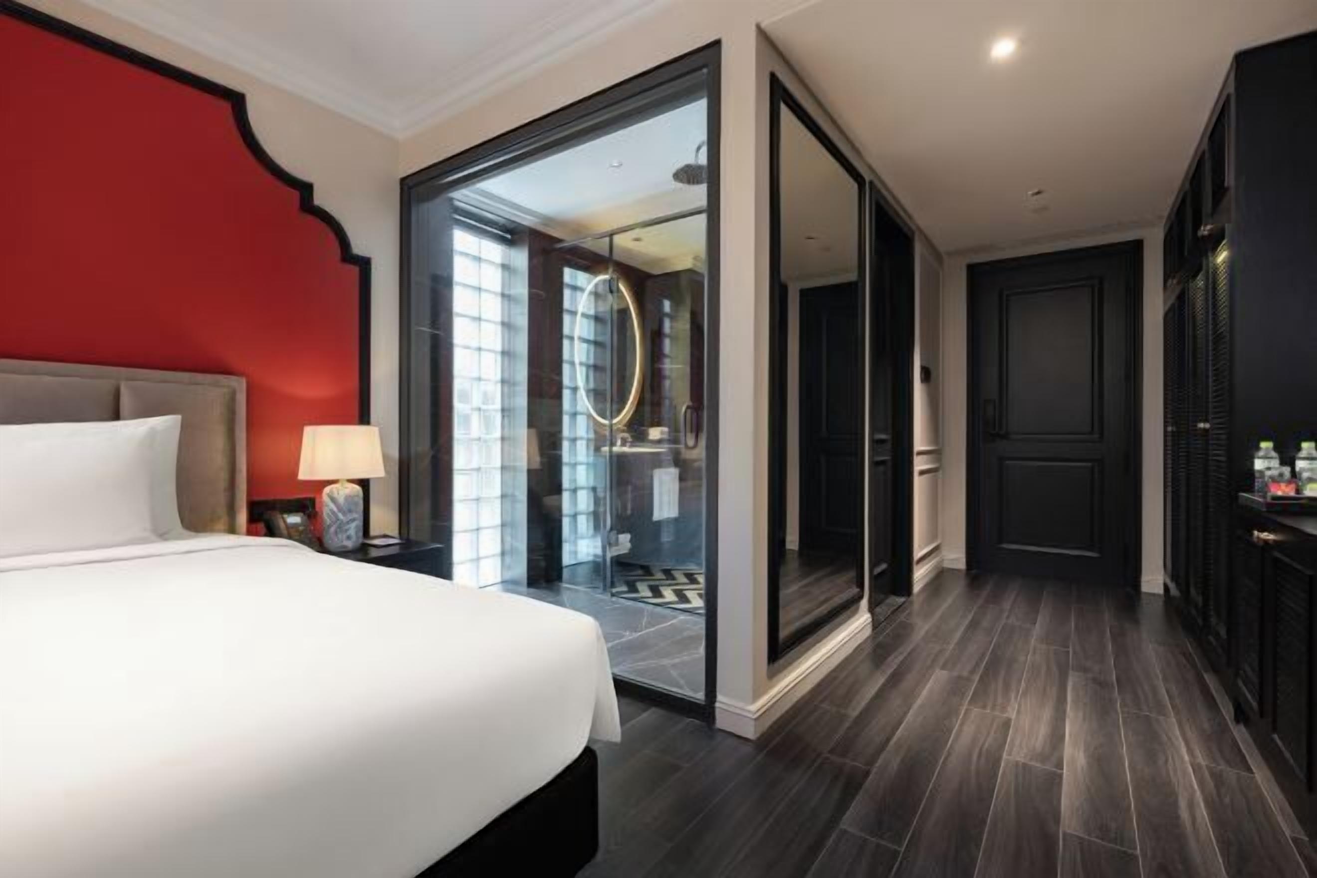 Minibar, coffres-forts dans les chambres, bureau, rideaux occultants