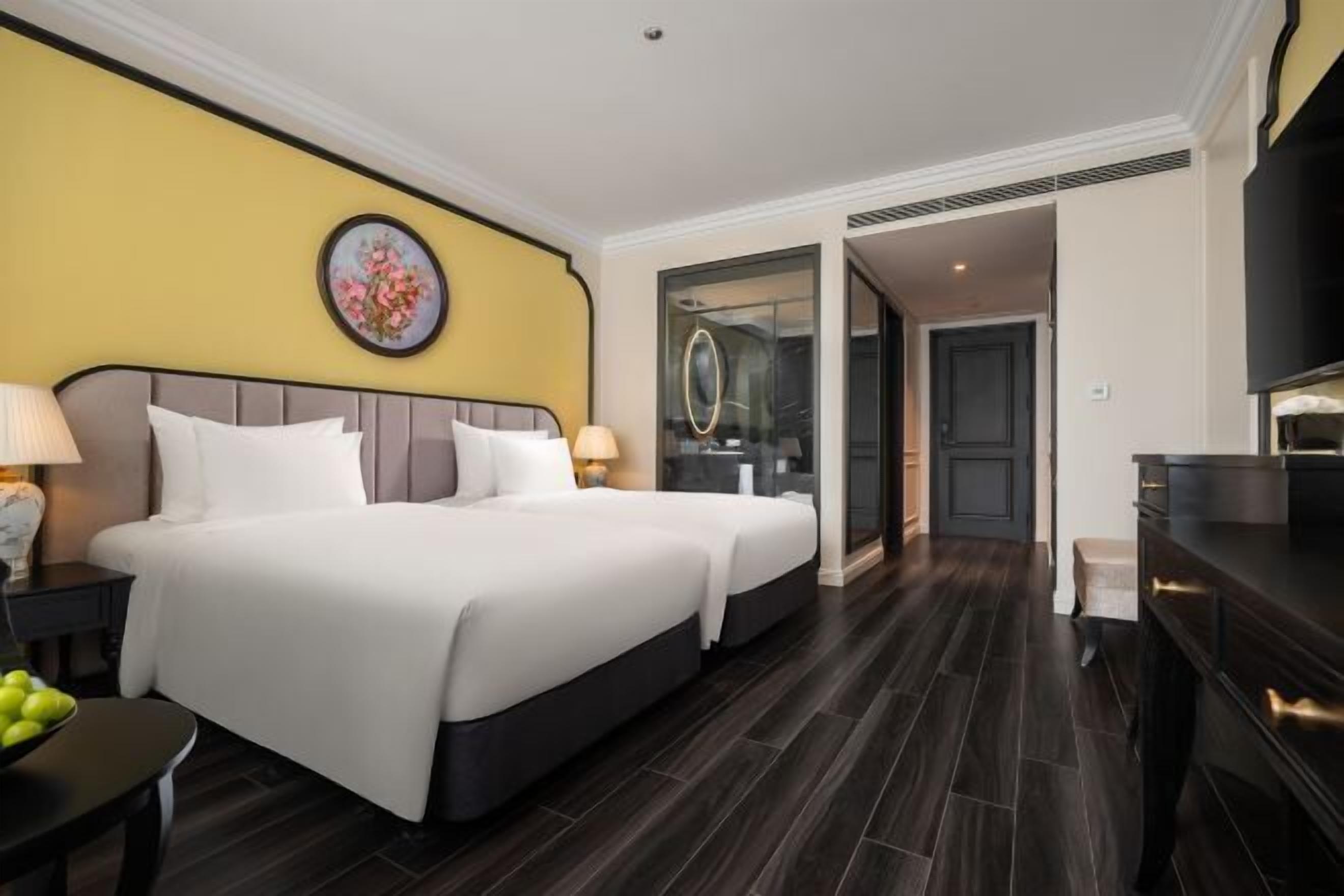 Minibar, coffres-forts dans les chambres, bureau, rideaux occultants