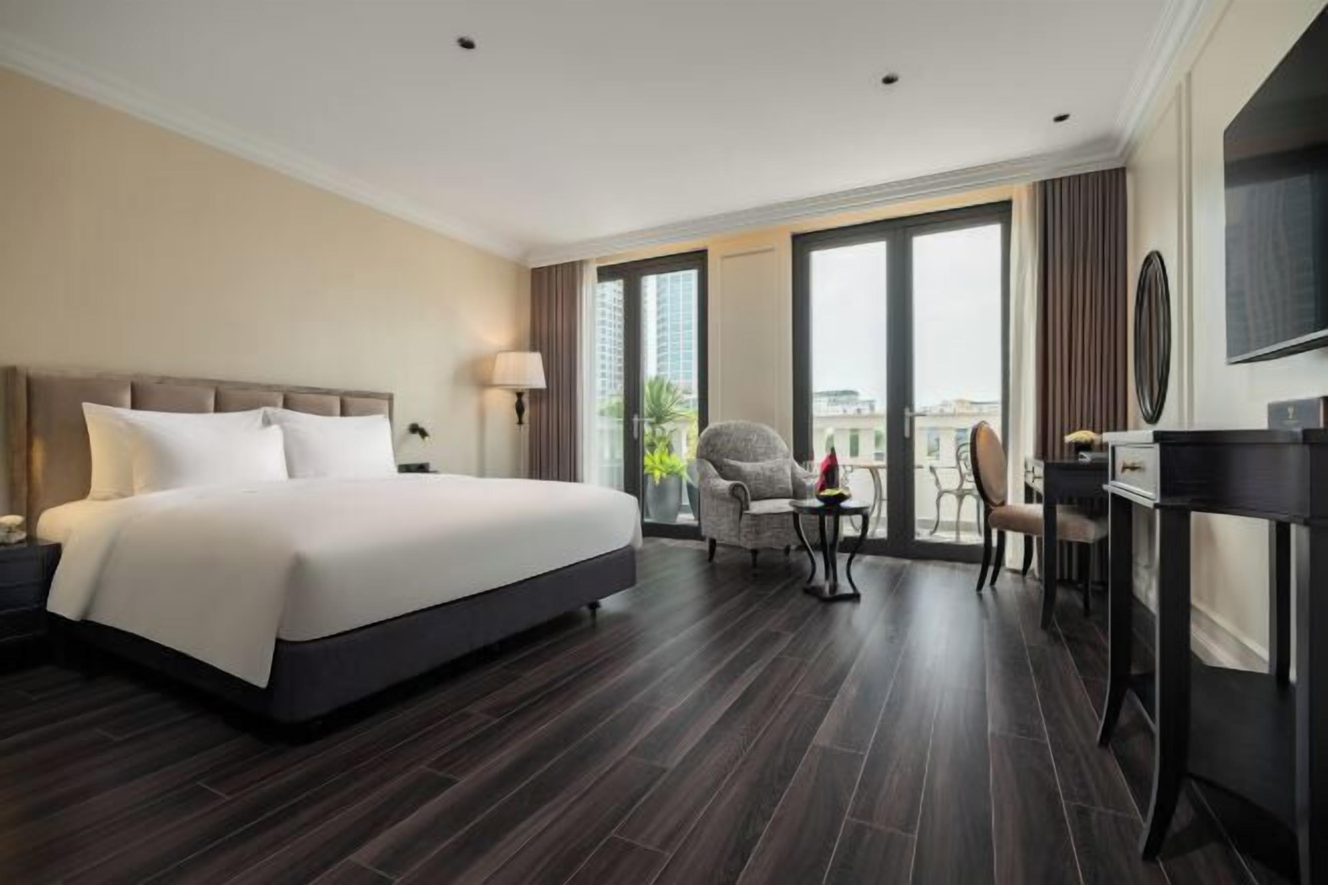 Minibar, coffres-forts dans les chambres, bureau, rideaux occultants