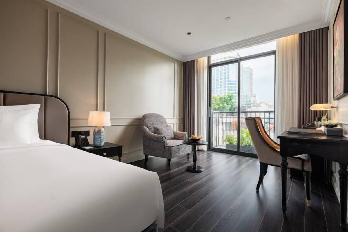 Minibar, Zimmersafe, Schreibtisch, Verdunkelungsvorhänge