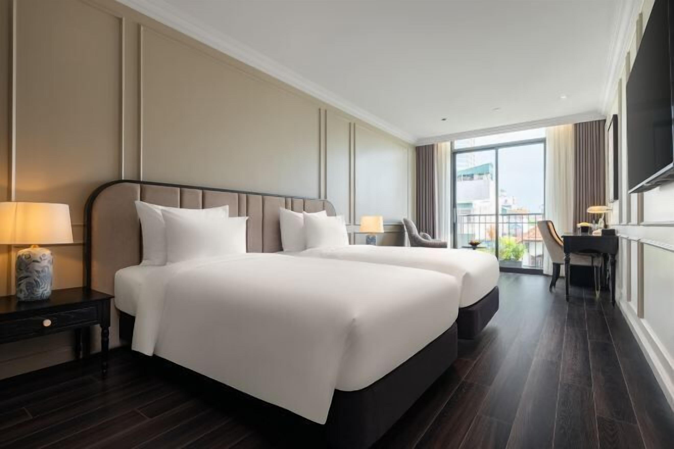 Minibar, coffres-forts dans les chambres, bureau, rideaux occultants