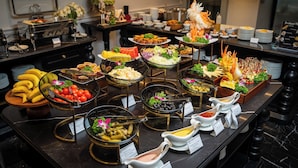 Ein Buffet mit verschiedenen Speisen und Beilagen.