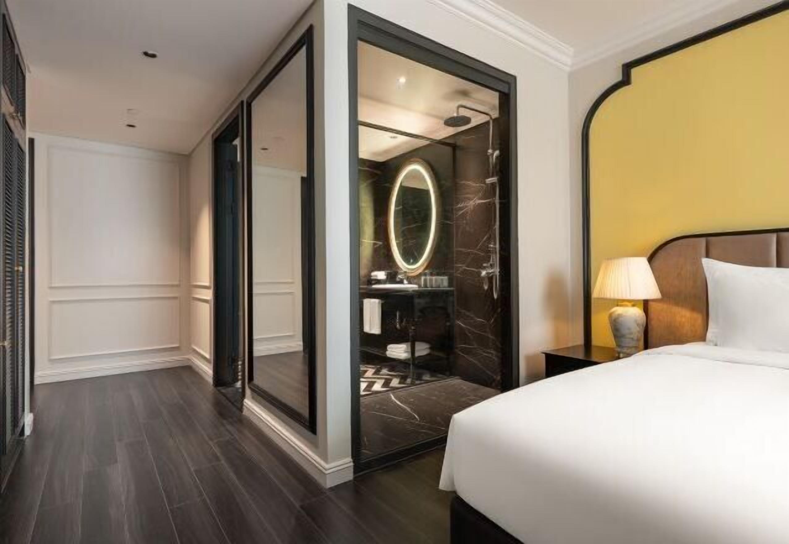 Minibar, coffres-forts dans les chambres, bureau, rideaux occultants