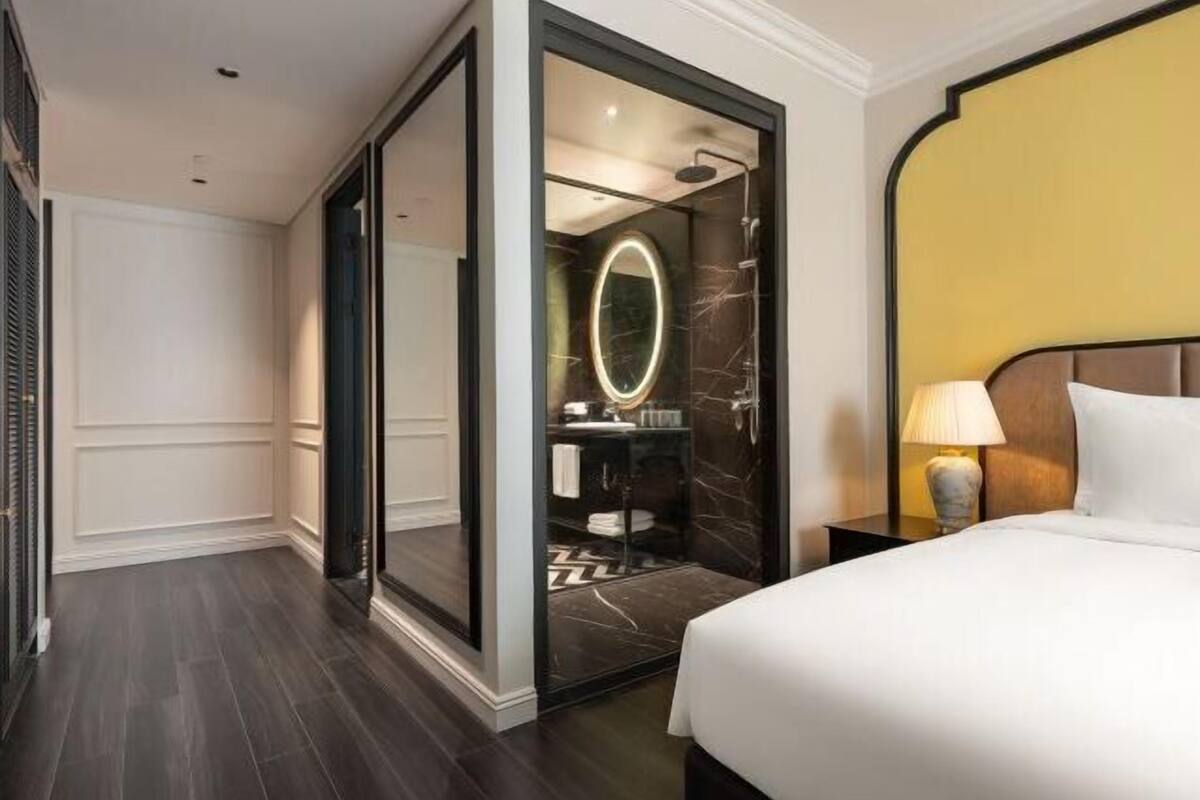 Minibar, caja de seguridad en la habitación y escritorio