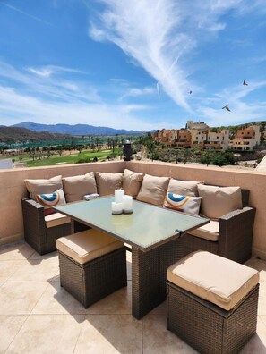 Outdoor dining - Ático Esquinero con Vistas al Valle del Este y a al mar con Piscina Comunitaria (Vera)