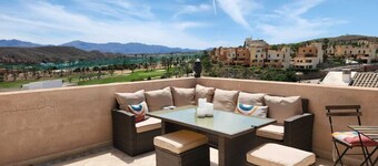 Ático Esquinero con Vistas al Valle del Este y a al mar con Piscina Comunitaria