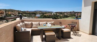 Ático Esquinero con Vistas al Valle del Este y a al mar con Piscina Comunitaria