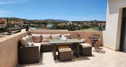 Ático Esquinero con Vistas al Valle del Este y a al mar con Piscina Comunitaria