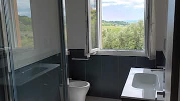 Dusche, Haartrockner, Bidet, Handtücher