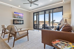 Smart TV, fireplace - Horizon Hideaway - 2 Lakeside Pools & Firepits! (Osage Beach)