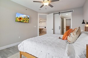 3 bedrooms, desk, travel crib, free WiFi - Horizon Hideaway - 2 Lakeside Pools & Firepits! (Osage Beach)