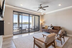 Smart-tv och eldstad