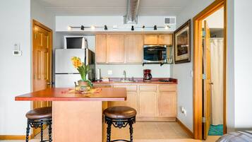 Een koelkast, een magnetron, een oven, een koffiezetapparaat/waterkoker