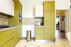 Frigorifero, microonde, forno, piano cottura