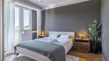 2 bedrooms, desk, iron/ironing board, WiFi