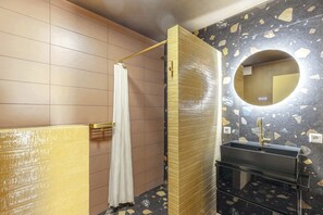 シャワー、ヘアドライヤー、タオル