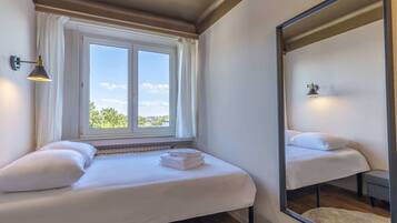 2 bedrooms, desk, iron/ironing board, WiFi