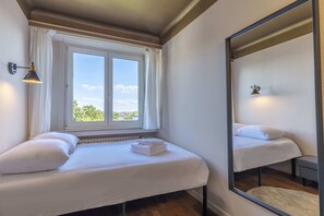 2 室のベッドルーム、デスク、アイロン / アイロン台、WiFi