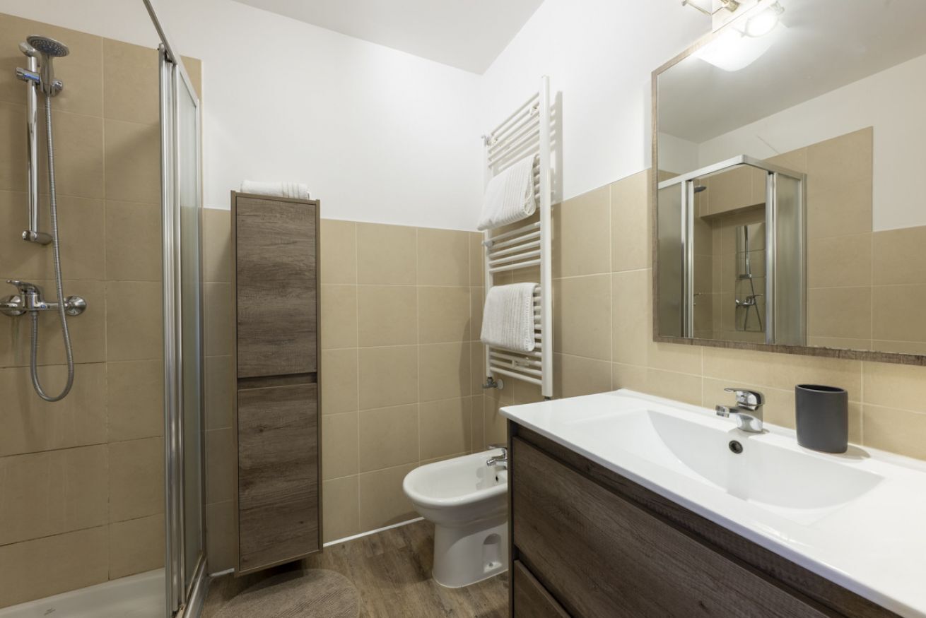 Un baño moderno con ducha, inodoro y lavamanos.