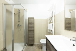Dusche, Haartrockner, Bidet, Handtücher