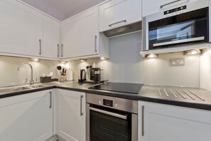 Fridge, oven, stovetop, coffee/tea maker