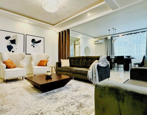 Luxury Villa - 4BR/4.5BA - WiFi - 5Min From Labadi Beach / Car+Driver Rental