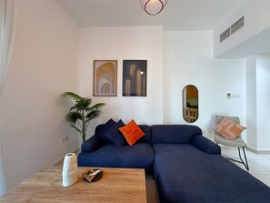 42-inch Smart TV with digital channels, heated floors, computer monitors - DreamLike Full Pool & Marina View (Dubai)