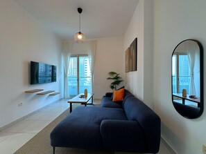 42-inch Smart TV with digital channels, heated floors, computer monitors - DreamLike Full Pool & Marina View (Dubai)