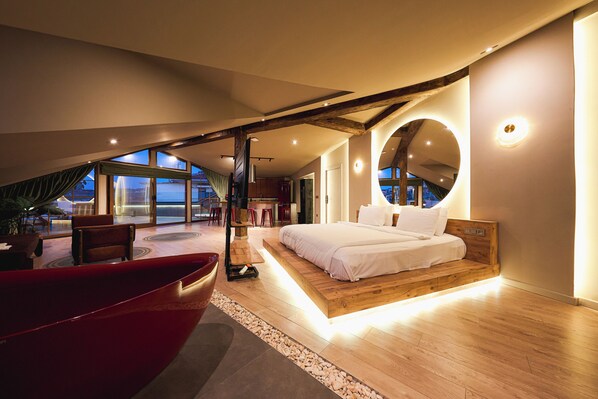 Presidential Penthouse | Desk, laptop workspace, soundproofing, free WiFi