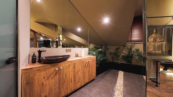 Secador de pelo, batas, toallas, jabón