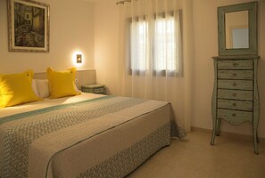 4 chambres, coffres-forts dans les chambres, fer et planche à repasser