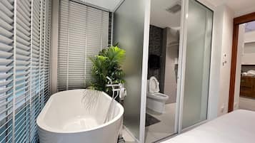 Junior Suite | Bathroom | Deep soaking tub, rainfall showerhead, free toiletries, hair dryer