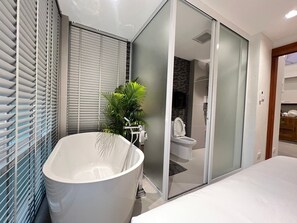 Junior Suite | Bathroom | Deep soaking tub, rainfall showerhead, free toiletries, hair dryer - Glyn Chiangmai (Chiang Mai)