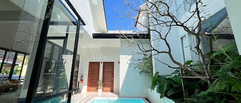 Una piscina al aire libre