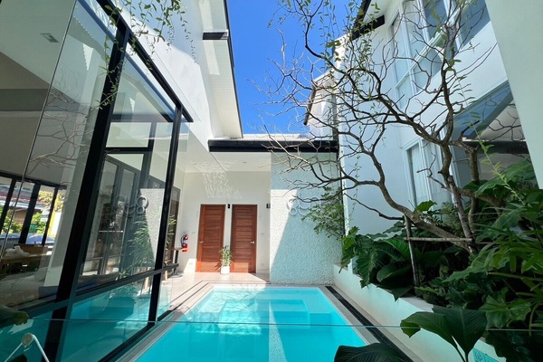 Una piscina al aire libre